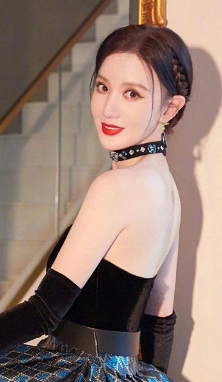 筒黑色连衣裙宛如一位优雅的暗黑公主ag真人登录张萌的时尚写真身穿深V(图1)